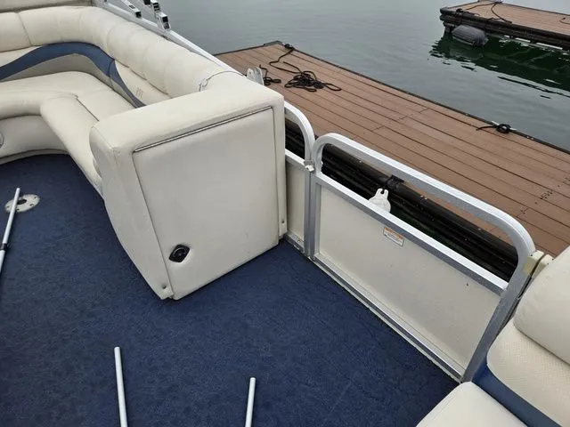 Slide: The Image of Manitou 20 Oasis 2005 - 9