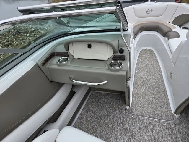 Slide: The Image of Crownline Boats BOWRIDER 235 SS 2012 - 15