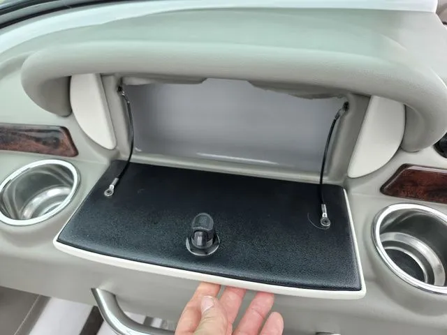 Slide: The Image of Crownline Boats BOWRIDER 235 SS 2012 - 16