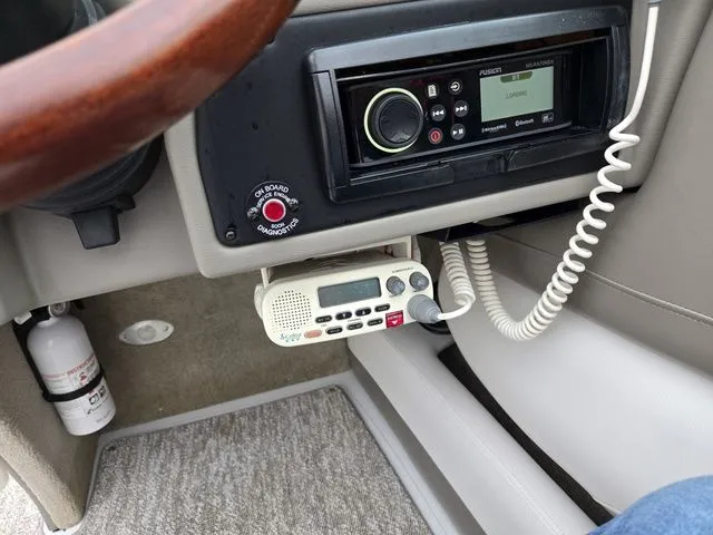 Slide: The Image of Crownline Boats BOWRIDER 235 SS 2012 - 19