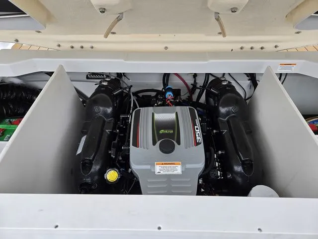 Slide: The Image of Crownline Boats BOWRIDER 235 SS 2012 - 27