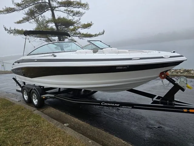 Slide: The Image of Crownline Boats BOWRIDER 235 SS 2012 - 9