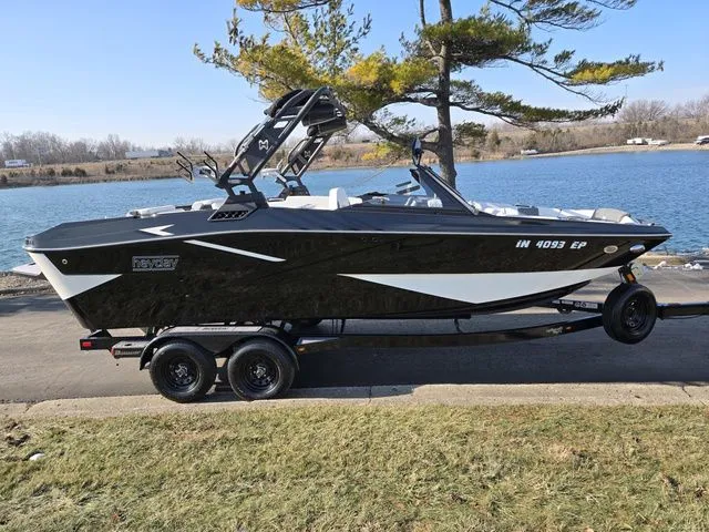 Slide: The Image of Heyday Wake Boats H22 2023 - 10