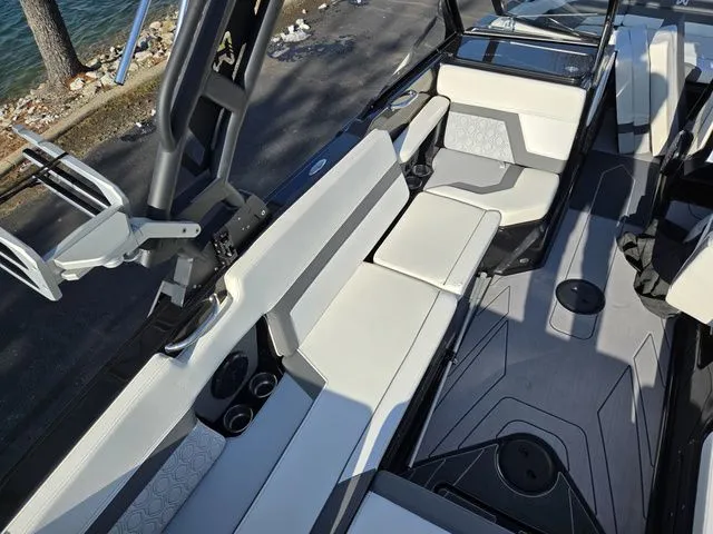 Slide: The Image of Heyday Wake Boats H22 2023 - 12