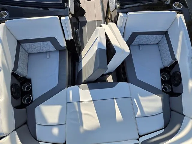 Slide: The Image of Heyday Wake Boats H22 2023 - 18