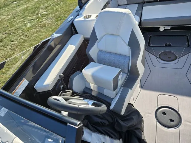 Slide: The Image of Heyday Wake Boats H22 2023 - 20