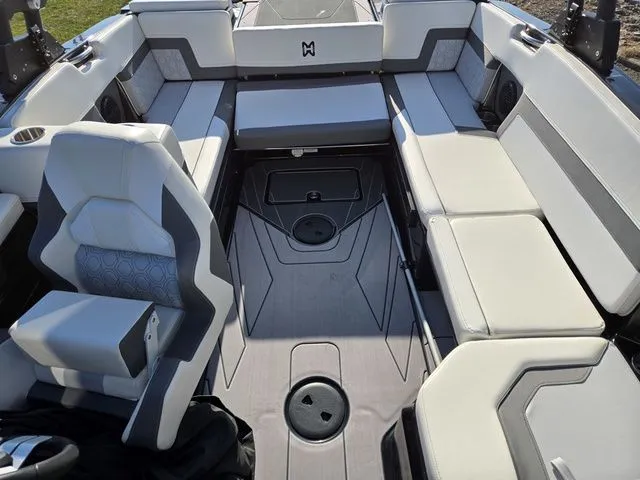 Slide: The Image of Heyday Wake Boats H22 2023 - 21