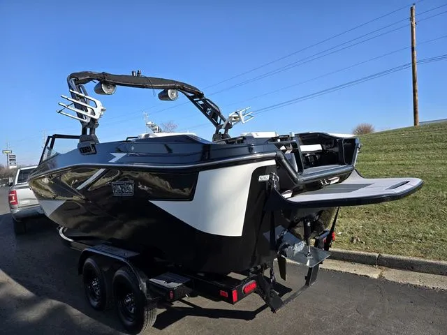 Slide: The Image of Heyday Wake Boats H22 2023 - 4