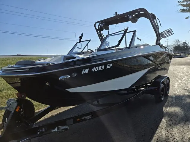 Slide: The Image of Heyday Wake Boats H22 2023 - 6