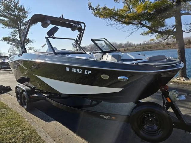 Slide: The Image of Heyday Wake Boats H22 2023 - 9