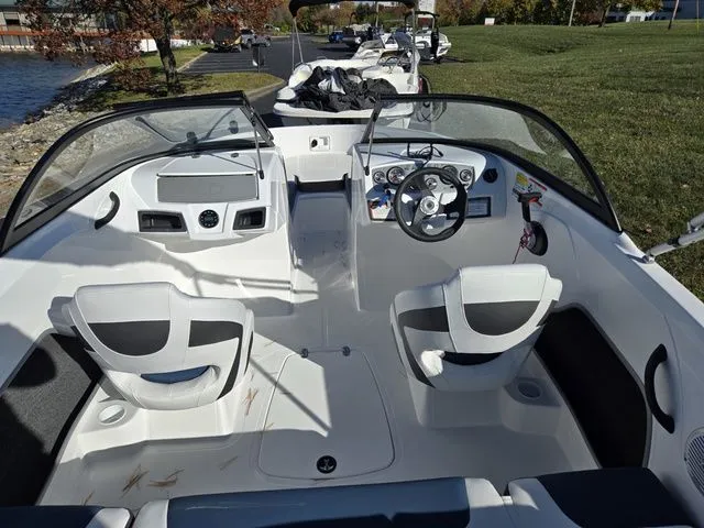 Slide: The Image of Tahoe 185 S 2023 - 11