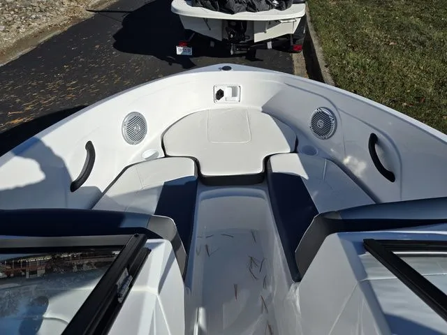 Slide: The Image of Tahoe 185 S 2023 - 16