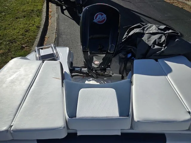 Slide: The Image of Tahoe 185 S 2023 - 22