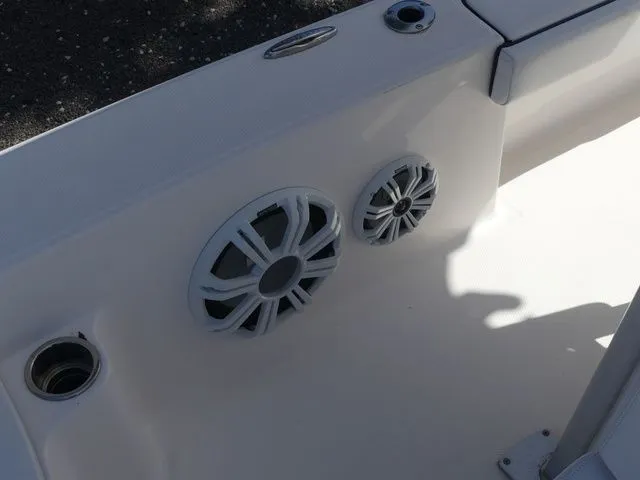 Slide: The Image of Robalo 226 Cayman 2019 - 17