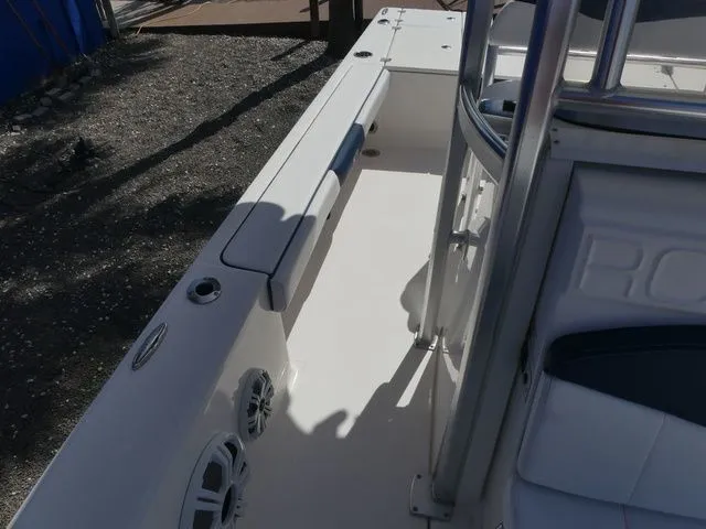 Slide: The Image of Robalo 226 Cayman 2019 - 18