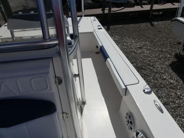 Slide: The Image of Robalo 226 Cayman 2019 - 20