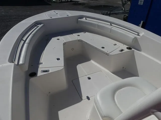Slide: The Image of Sea Born LX24 Center Console 2020 - 12