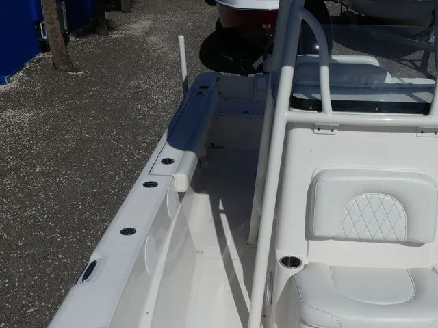 Slide: The Image of Sea Born LX24 Center Console 2020 - 14