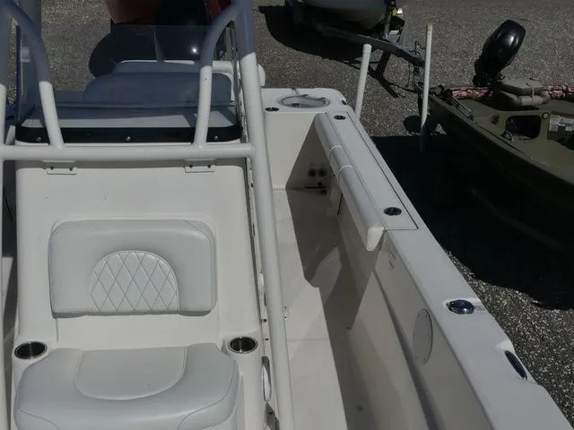 Slide: The Image of Sea Born LX24 Center Console 2020 - 15