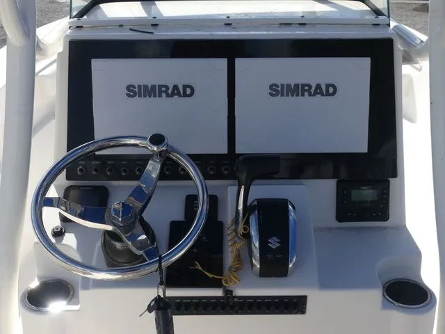 Slide: The Image of Sea Born LX24 Center Console 2020 - 17