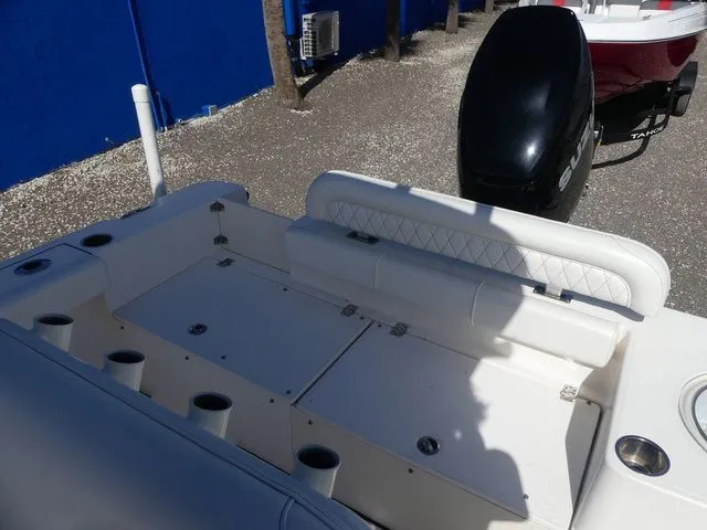 Slide: The Image of Sea Born LX24 Center Console 2020 - 19