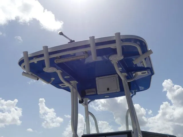 Slide: The Image of Sea Born LX24 Center Console 2020 - 22