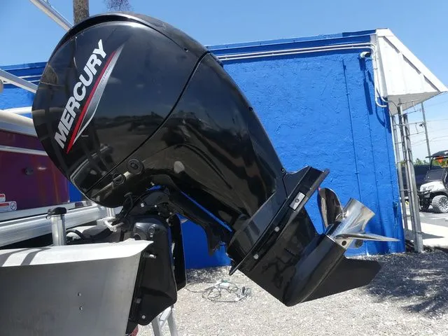 Slide: The Image of Sun Tracker Fishin' Barge 24 DLX 2019 - 10