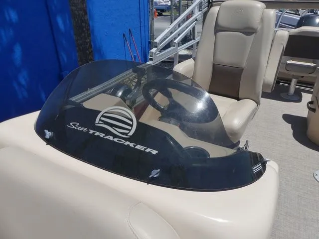 Slide: The Image of Sun Tracker Fishin' Barge 24 DLX 2019 - 17