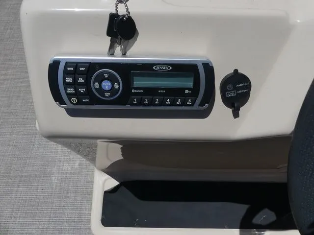 Slide: The Image of Sun Tracker Fishin' Barge 24 DLX 2019 - 19