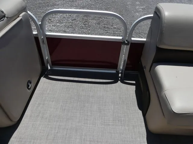 Slide: The Image of Sun Tracker Fishin' Barge 24 DLX 2019 - 27