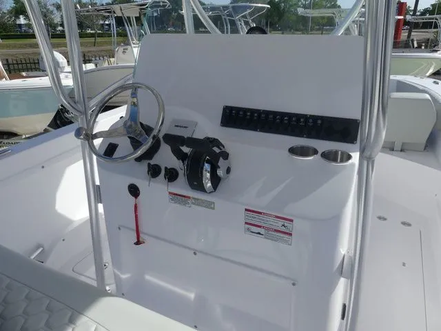 Slide: The Image of Twin Vee 240 STX 2026 - 7