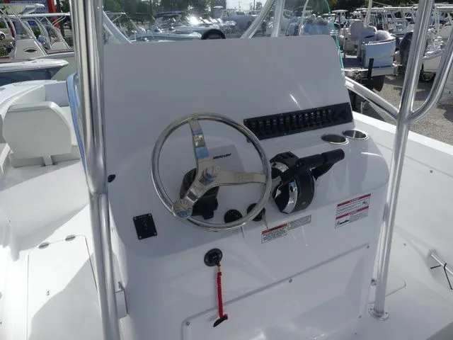 Slide: The Image of Twin Vee 240 STX 2026 - 8