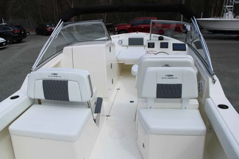 Slide: The Image of Cobia 220 Dual Console 2026 - 20