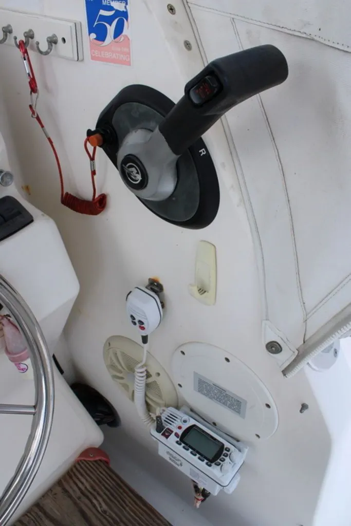 Slide: The Image of Angler 220 Walkaround 2005 - 13