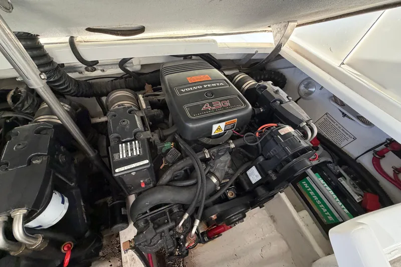 Slide: The Image of Engine compartment of a 2000 Formula 280 Bowrider with Volvo Penta 4.3Gi engine. - 32