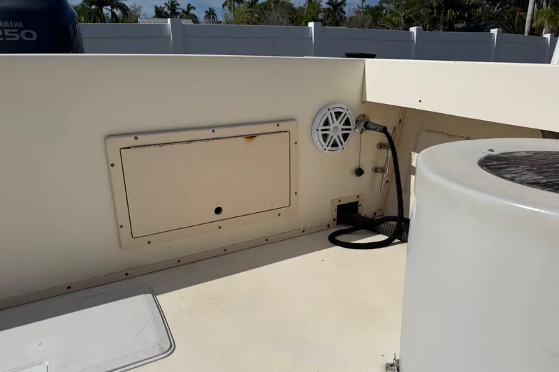 Slide: The Image of 2001 Parker 2510 Walkaround boat interior with speaker and storage compartment. - 21