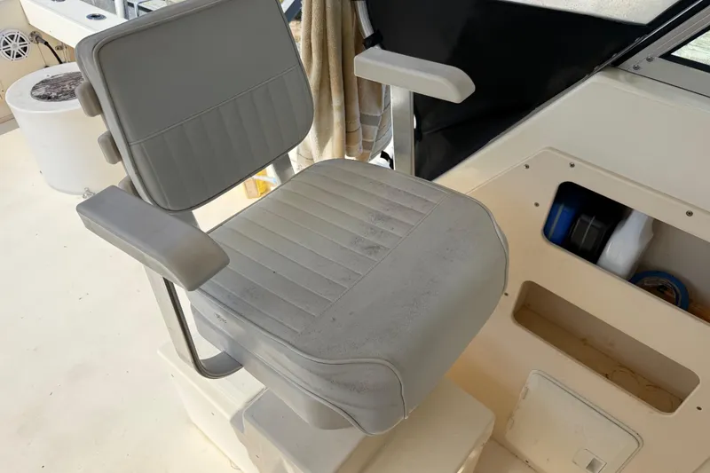 Slide: The Image of Captain's chair on a 2001 Parker 2510 Walkaround boat deck. - 31