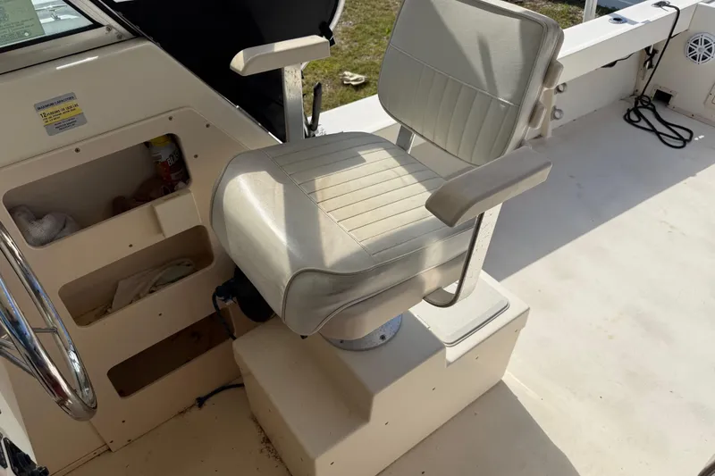 Slide: The Image of Captain's chair on a 2001 Parker 2510 Walkaround boat, featuring a clean, white design. - 32