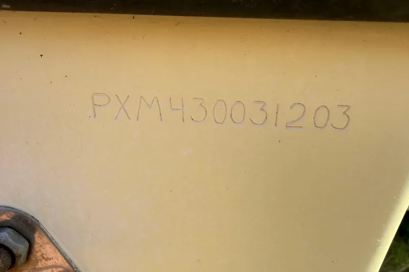 Slide: The Image of Hull identification number on 2001 Parker 2510 Walkaround boat. - 45
