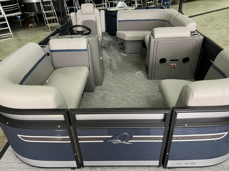 Slide: The Image of Qwest 818 E XRE CRUISE LTZ 2022 - 10