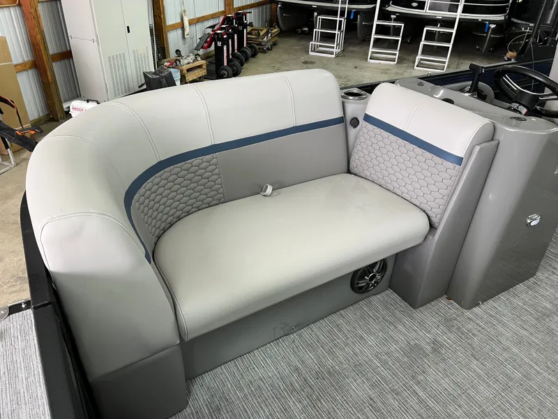 Slide: The Image of Qwest 818 E XRE CRUISE LTZ 2022 - 11