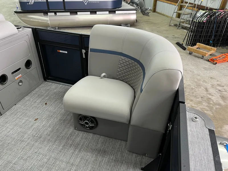 Slide: The Image of Qwest 818 E XRE CRUISE LTZ 2022 - 12