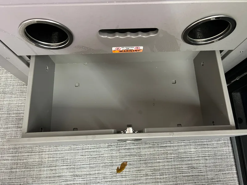 Slide: The Image of Qwest 818 E XRE CRUISE LTZ 2022 - 16