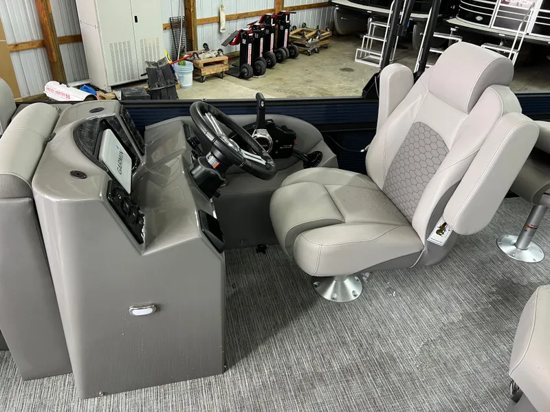 Slide: The Image of Qwest 818 E XRE CRUISE LTZ 2022 - 17