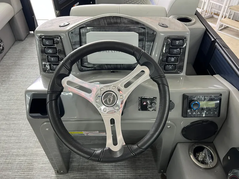 Slide: The Image of Qwest 818 E XRE CRUISE LTZ 2022 - 18