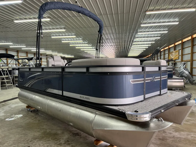 Slide: The Image of Qwest 818 E XRE CRUISE LTZ 2022 - 2