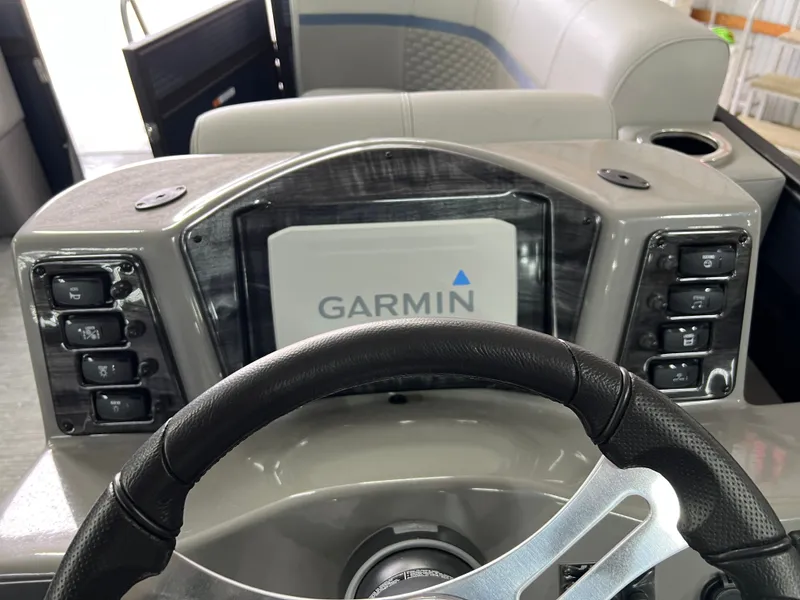 Slide: The Image of Qwest 818 E XRE CRUISE LTZ 2022 - 20