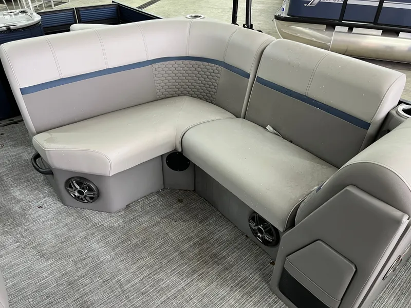 Slide: The Image of Qwest 818 E XRE CRUISE LTZ 2022 - 21