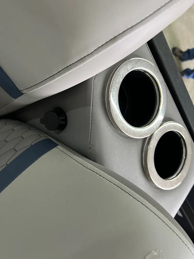 Slide: The Image of Qwest 818 E XRE CRUISE LTZ 2022 - 24