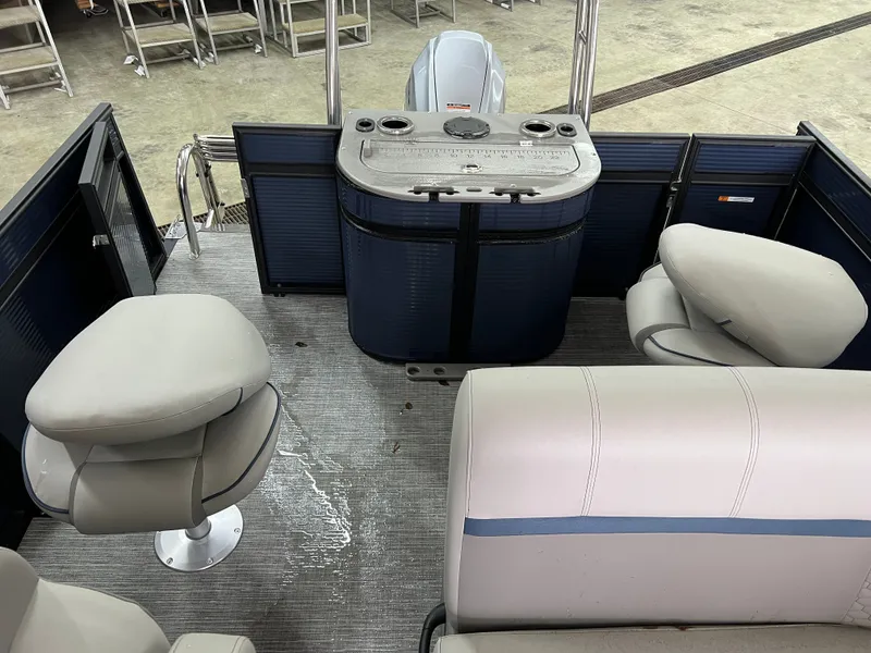 Slide: The Image of Qwest 818 E XRE CRUISE LTZ 2022 - 25